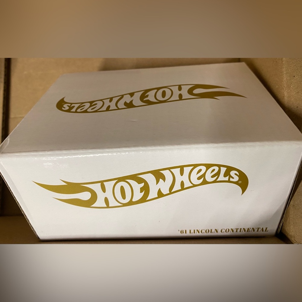 Hot Wheels White & Gold Collectible Box - '01 Lincoln Continental